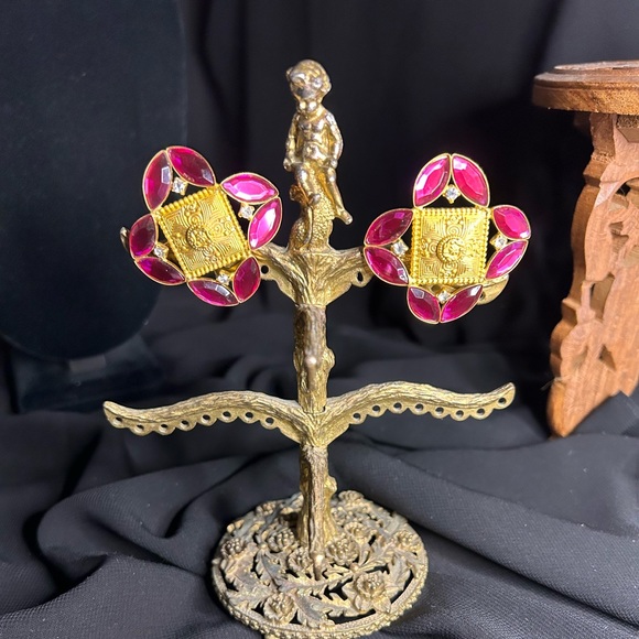 VTG Oversized pretty Gold tone metal and fuchsia rhinestone clip earrings. - Picture 2 of 7